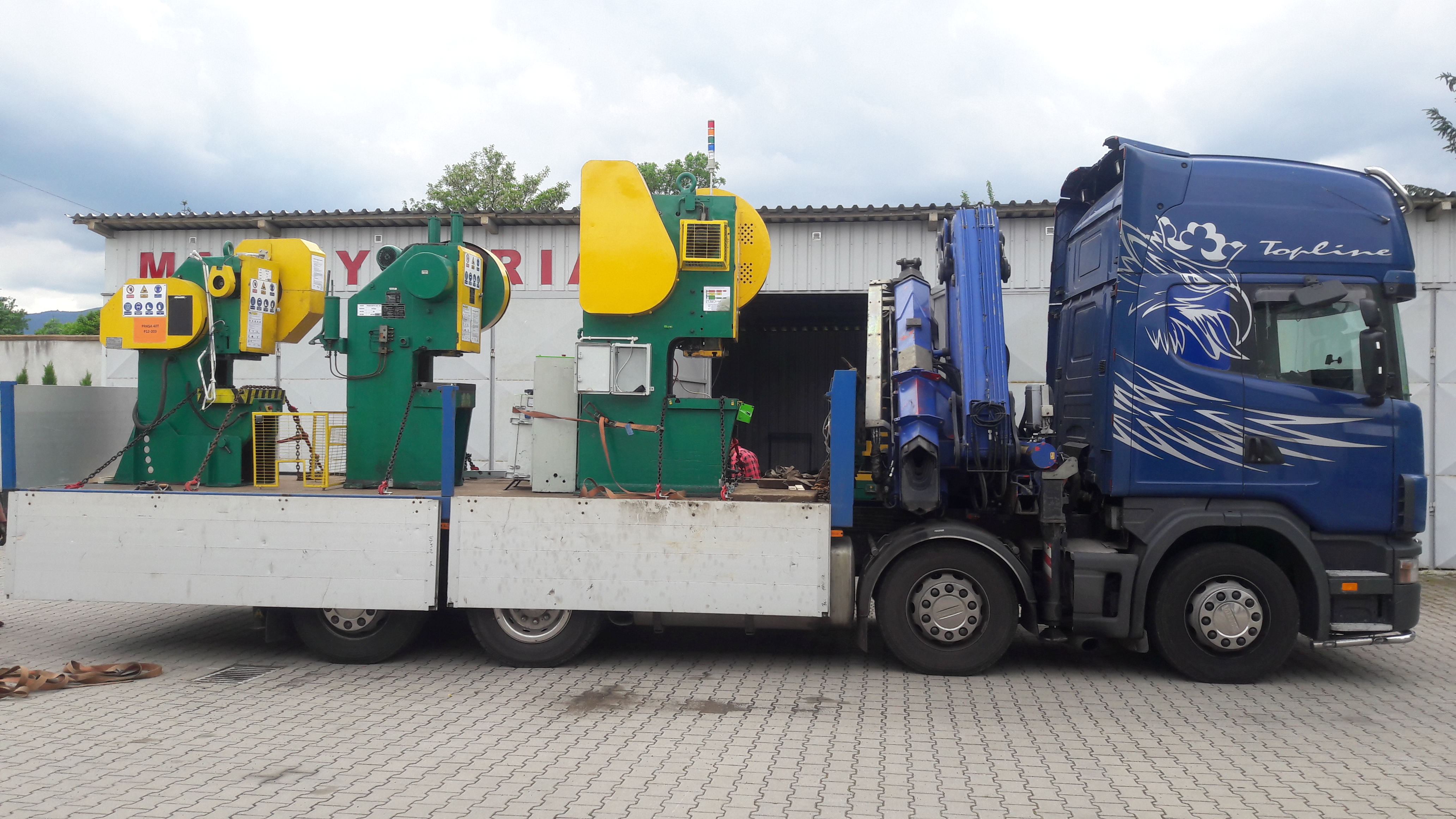 Transport trzech pras mimośrodowych na samochodzie ciężarowym HDS 13t : KD 2124E 25t, LENP 40 A, PMS 63t.