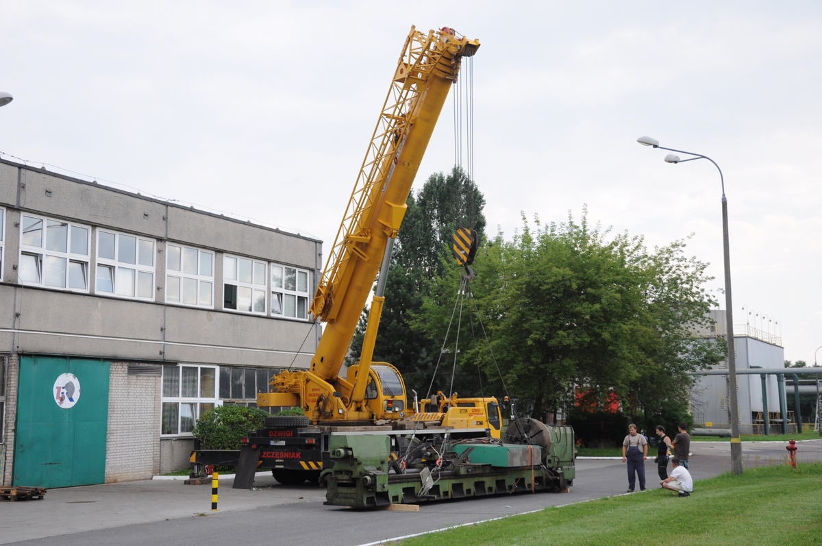 Dźwig o sile 70 ton podnoszący tokarkę ciężką Poręba TCG 125 o wadze 30 ton